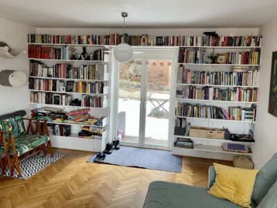 Stort hus nära till hav och stad